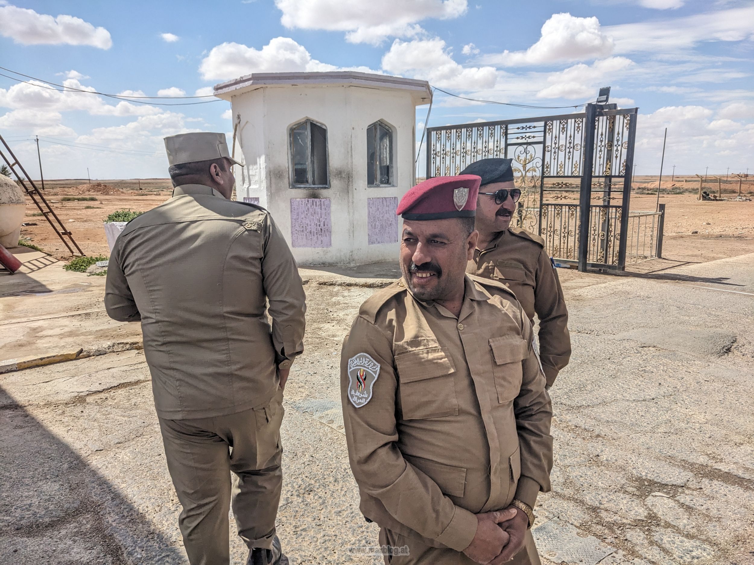 Irak border entrance 3 guards